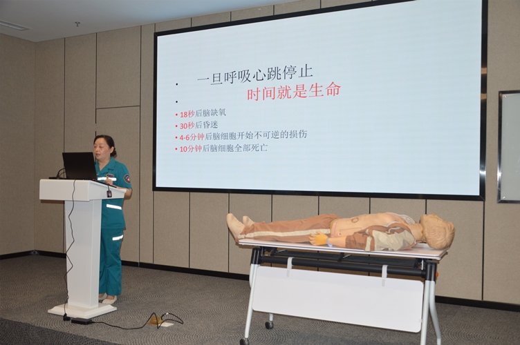 圖片1:心肺復(fù)蘇術(shù)講解及現(xiàn)場(chǎng)真人模擬操作-1_副本.jpg 圖片1:心肺復(fù)蘇術(shù)講解及現(xiàn)場(chǎng)真人模擬操作-1_副本.jpg