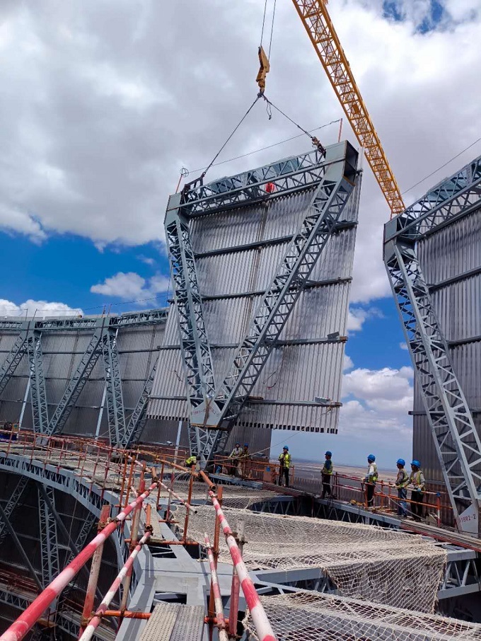 圖片1最后一榀鋼三角精準(zhǔn)就位 - 副本.jpg